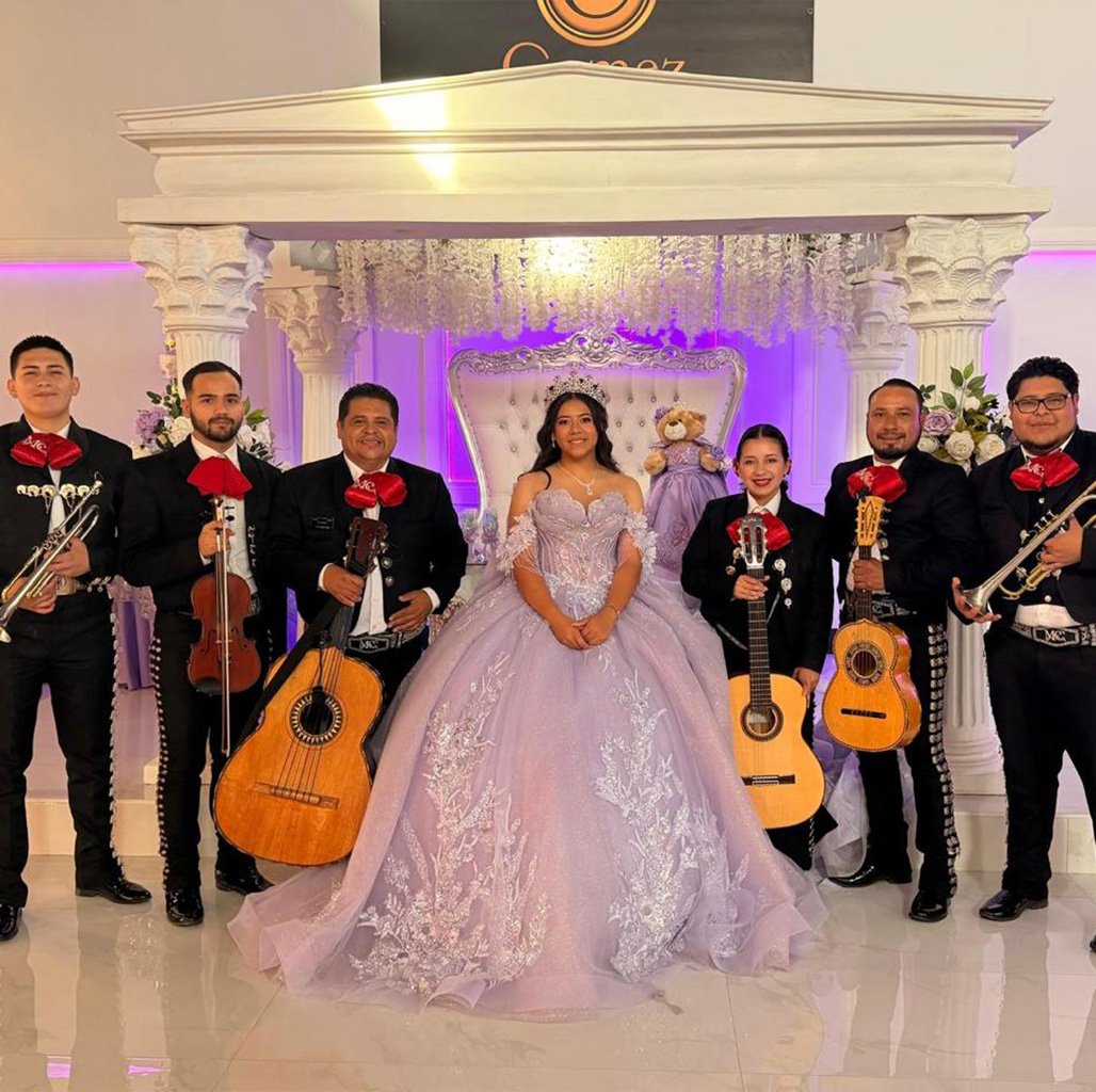 Mariachi Cihualteco tocando en vivo